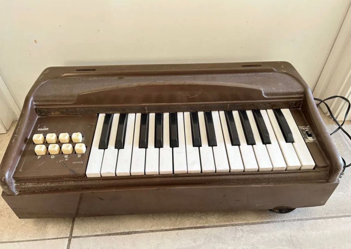 Teclado Piano Lili Ledy 55 Cm Vintage De Bulbos Vintage 60 S